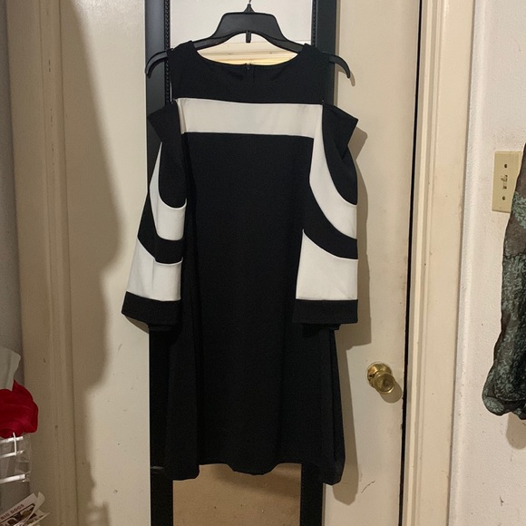 Beautiful black and whites Sophisticated dress with bell sleeve. Worn once xl - Picture 2 of 5
